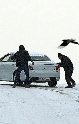 SON DAKİKA: Ankara'da tuzlama yapılmayan yollar buz pistine döndü: Kar yağışının ilk gününde trafik kilitlendi