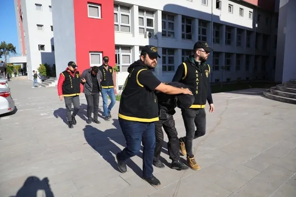 72-yasindaki-kanser-hastasi-kadini-bayiltana-kadar-dovup-para-ve-altinlarini-aldi-1672645752424.jpeg 72 yaşındaki kanser hastası kadını bayıltana kadar dövüp, para ve altınlarını aldı!-4