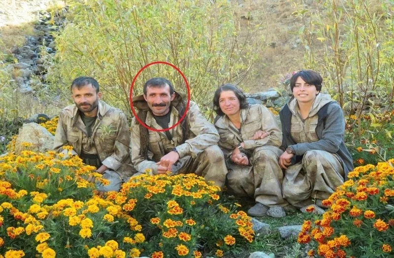 PKK/KCK sözde Gever (Hakkari) Eyalet Sorumlusu Sefkan Amed kod Serkan Nazlier terör örgütü üyeleriyle (Takvim.com.tr/Arşiv)