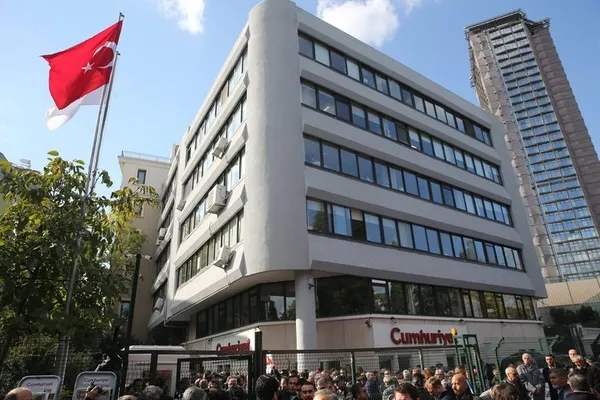 cumhuriyet-gazetesinde-manipulatif-haber-rezaleti-katmerleniyor-bu-kez-de-baris-dosterin-yazisi-sansurlendi-1687000290106.jpg Cumhuriyet gazetesinde manipülatif haber rezaleti katmerleniyor! Barış Doster'i önce sansürlediler sonra yazılarına son verdiler-4