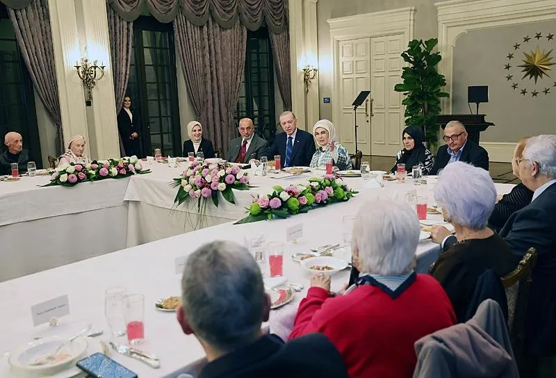 Başkan Erdoğan'dan Emine Erdoğan'ın yaşlılarla iftarına sürpriz ziyaret (AA)