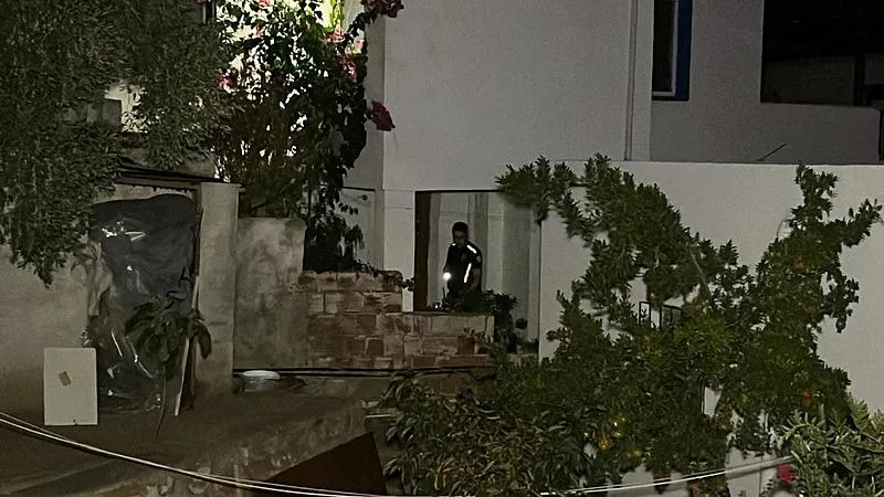 Bodrum'da kanlı pusu! Evlerinin salonunda otururken silahlı saldırıya uğrayan 2 kişi öldü: Polis, kaçan şüphelileri arıyor-5