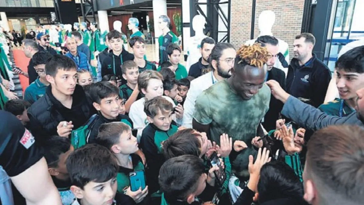 Kocaelispor’un yıldızı Dan Agyei’ye büyük ilgi: Taraftarlar imza için izdiham oluşturdu