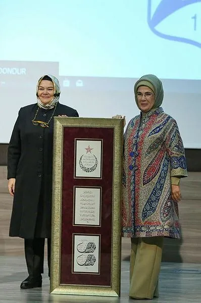 emine-erdogan-kadikoyde-hayriye-gulbaran-deneyap-atolyesinin-acilisinda-duygulandi-1575053433262.jpeg