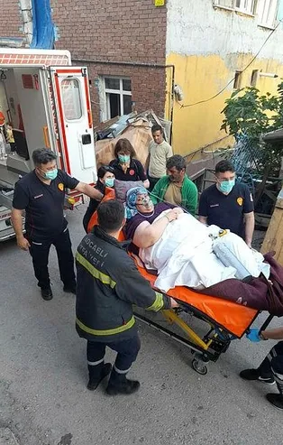 Kocaeli'de kiloları nedeniyle yürüyemeyen kalp hastası kadın vinç yardımıyla evine ulaştırıldı