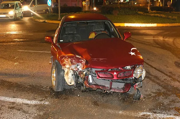 Kavşakta 2 otomobil çarpıştı: 3 yaralı-1