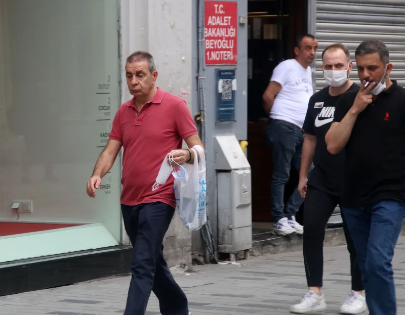 Taksim'de koronavirüs tedbirlerine uyulmadı! Artan vakalara rağmen maskeler ellerde - 7
