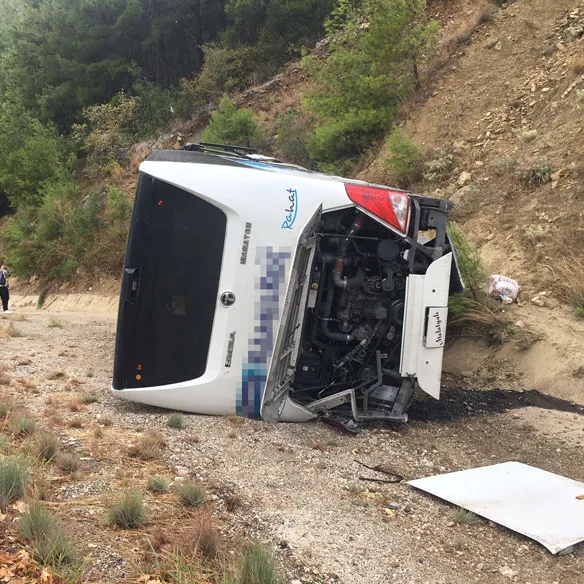 Yolcu otobüsü şarampole devrildi