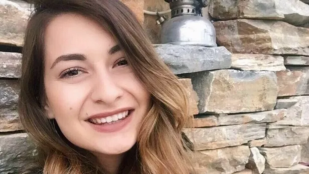 son-dakika-canli-derste-beyin-kanamasi-gecirdi-esra-ogretmen-yasama-tutunamadi-1619948702159.jpg Canlı ders sırasında beyin kanaması geçirdi! Esra öğretmenden acı haber geldi-3