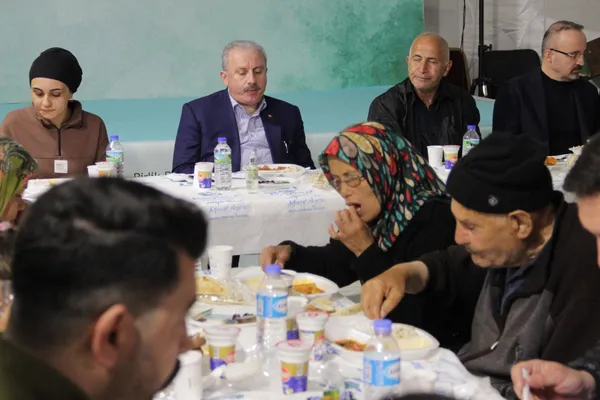 bakanlar-ilk-iftarini-depremzedelerle-birlikte-acti-1679603358952.jpg