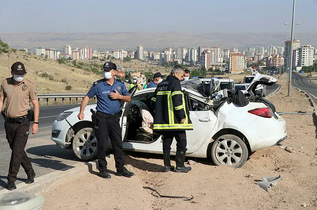 Kayseri'de feci kaza! Elektrik direğine girdi