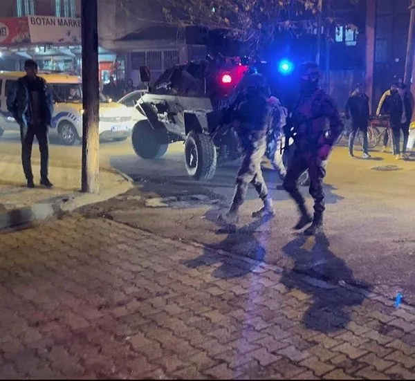 aci-haber-batmandan-geldi-hirsizlik-suphelisini-yakalamak-isteyen-ekibe-ates-acildi-1-bekci-sehit-oldu-1640975943950.jpeg Acı haber Batman'dan geldi! Hırsızlık şüphelisini yakalamak isteyen ekibe ateş açıldı: 1 bekçi şehit oldu-3