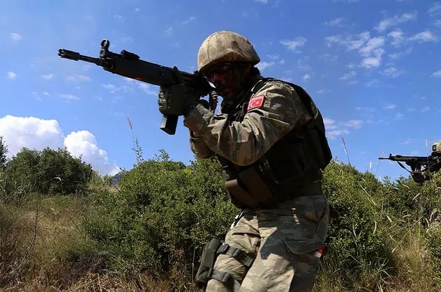 Türkiye'nin Suriye operasyonu öncesi YPG/PKK'da büyük panik! Saklanacak delik arıyorlar