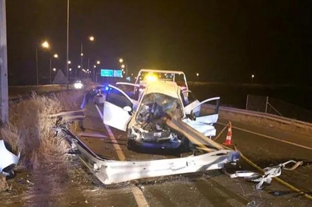 Son dakika: Şanlıurfa'da otomobil bariyerlere çarptı: 1 ölü, 2 yaralı