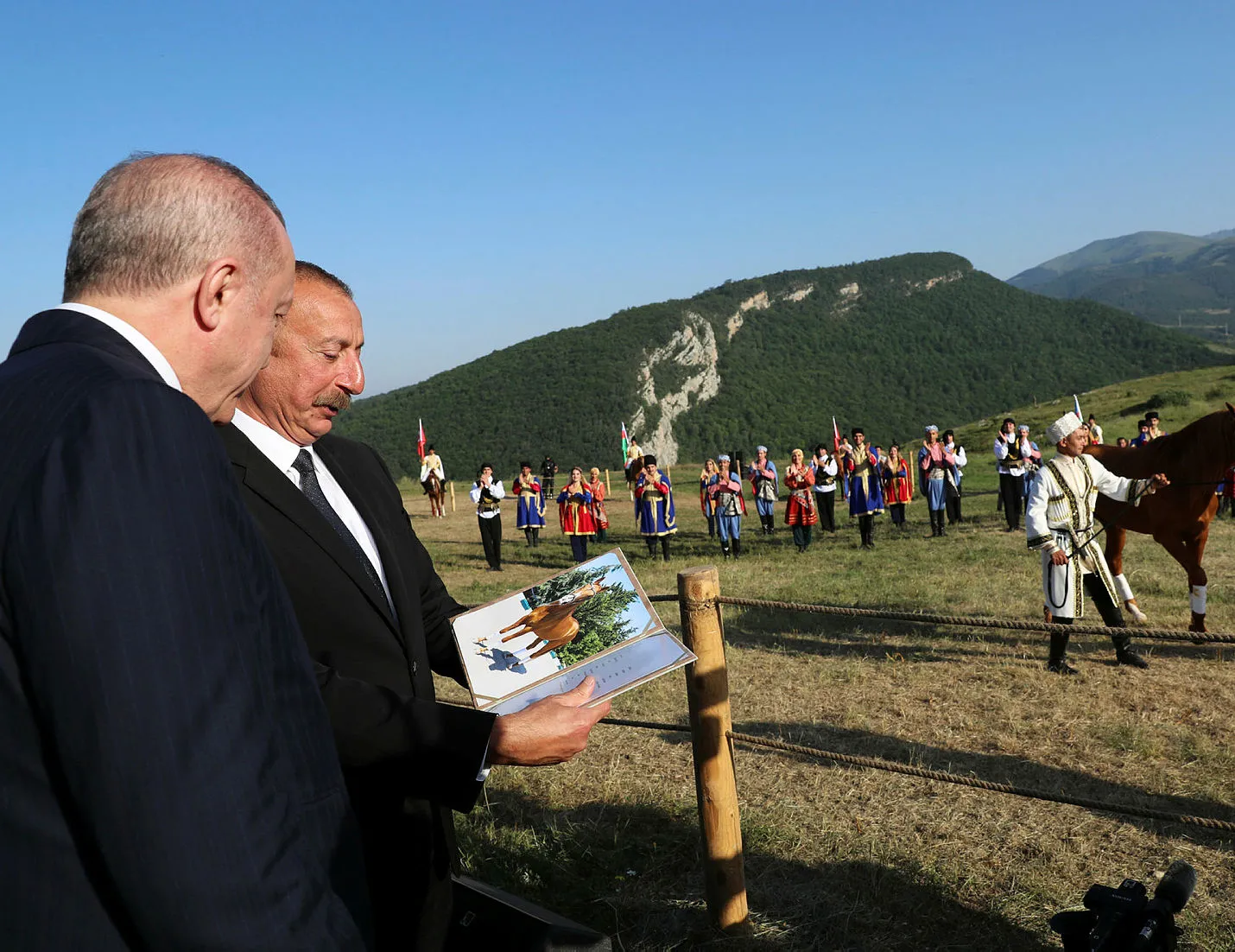 Aliyev, Başkan Erdoğan’a at hediye etti