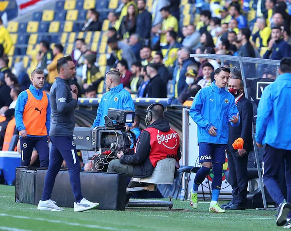 vitor-pereiradan-mesut-ozile-ozel-gorev-trabzonspor-macinda-1633860395567.jpg Vitor Pereira'dan Mesut Özil'e özel görev! Trabzonspor maçında...-3