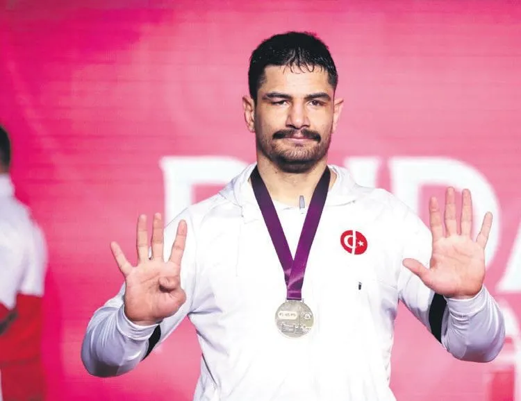 Güreşte altın gece