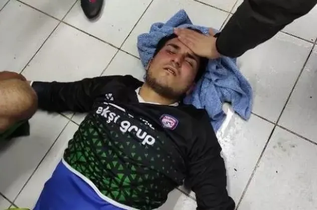 Amatör maçta tekmeli yumruklu kavga!