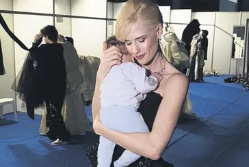 Wilma Elles podyumda konuştu! Annelik ve set hayatı iç içe girdi