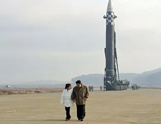 Kuzey Kore’de bir ilk! Beyaz montlu çocuk Kim’in yanında
