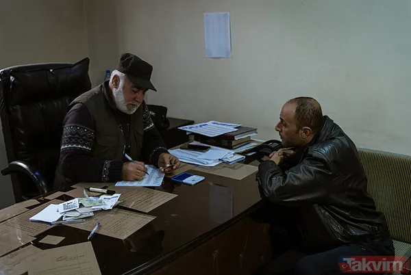 Suriye'de rejim unsurları mülteci diktatör Beşar Esad'ın fotoğrafına basarak silah bırakıyor - 18