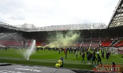 Manchester United taraftarları Liverpool maçı öncesi Old Trafford’u bastı! Büyük protesto...