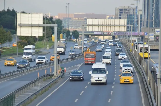 Son dakika: İstanbul yeni haftaya yoğun trafik ile başladı