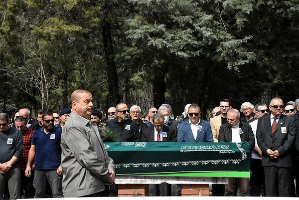 70-yasinda-hayatini-kaybeden-kazim-aksar-son-yolculuguna-ugurlandi-usta-oyuncuya-boyle-veda-ettiler-1677684830284.jpg 70 yaşında hayatını kaybeden Kazım Akşar son yolculuğuna uğurlandı! Usta oyuncuya böyle veda ettiler...-5
