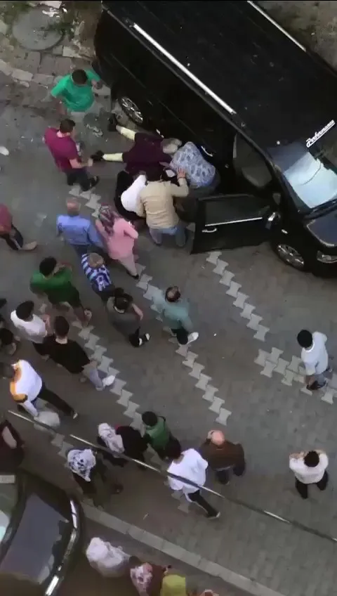 1685603212520.jpg İstanbul’da katliam gibi kaza! Ehliyetsiz sürücü 1'i çocuk 3 kişiyi ezdi-2
