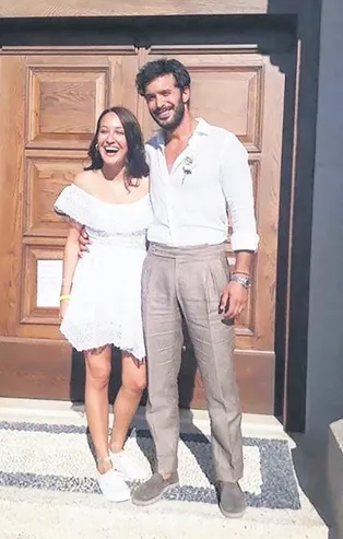 Uzun süredir ortalıkta gözükmeyen Barış Arduç ve Gupse Özay çifti bombayı patlattı! Güzel oyuncu 2 aylık hamile