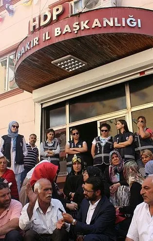 HDP'li vekilden oturma eylemi yapan annelere skandal hareket!
