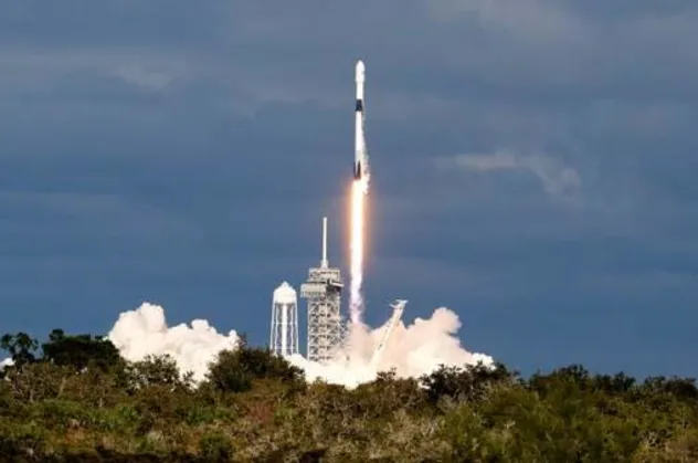 SpaceX uzaya ilk askeri uydusunu gönderdi
