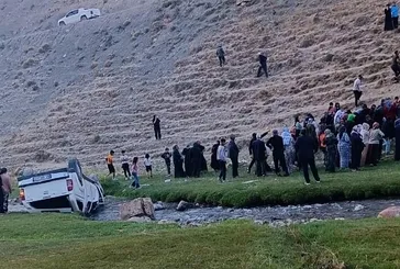Van'da can pazarı | Kamyonet uçuruma yuvarlandı: 6 yaralı