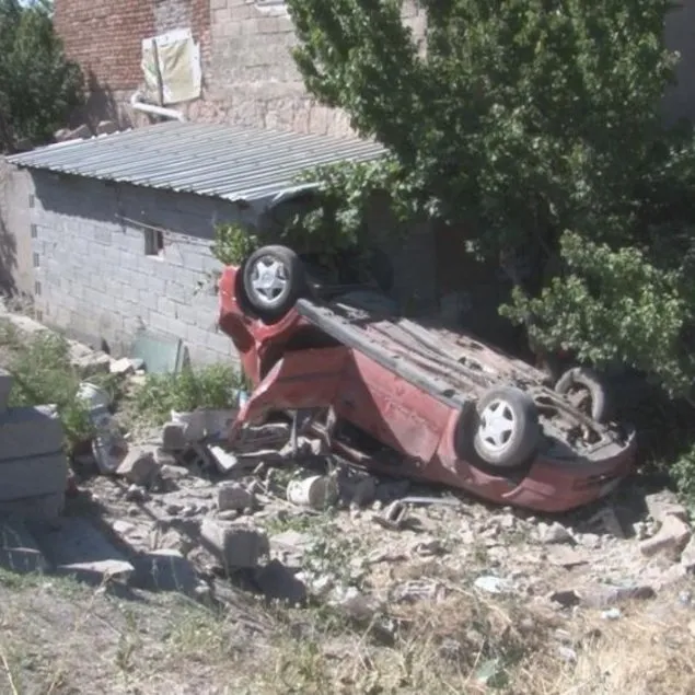 Takla atan otomobil eve girdi: 5 yaralı