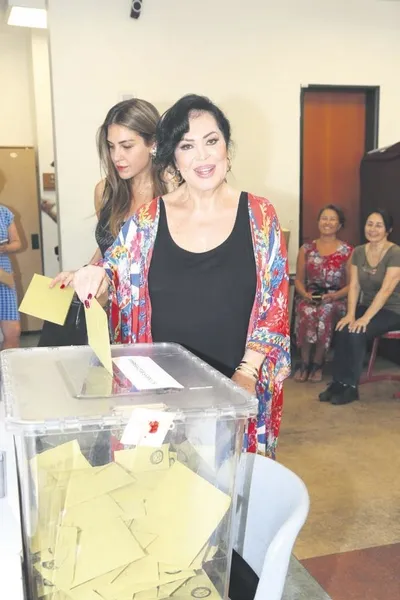 Türkan Şoray ve Sibel Can, oy vermek için gittikleri okulda karşılaştı, hatıra fotoğrafı çektirdiler-2