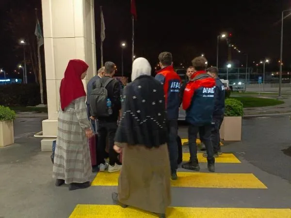 turkiye-vatandasinin-yalniz-birakmadi-gazzeden-tahliye-edilen-68-turk-vatandasi-istanbula-indi-1701822734466.jpeg