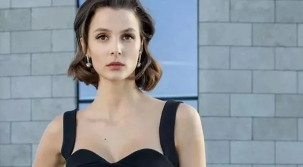 unluler-akin-etti-eski-asiklar-berrak-tuzunatac-ve-uraz-kaygilaroglu-kose-kapmaca-oynadi-seranay-sarikaya-ise-1667596972804.jpeg Yıldızların pişti gecesi! Eski aşıklar Berrak Tüzünataç ve Uraz Kaygılaroğlu köşe kapmaca oynadı - 1