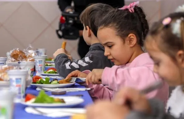 okullarda-ucretsiz-yemek-uygulamasi-basladi-1676900511550.jpeg