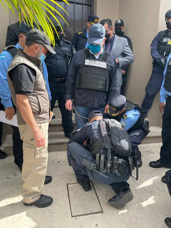 abd-istedi-honduras-devlet-baskani-juan-orlando-hernandez-gozaltina-alindi-ayaklarina-da-zincir-takildi-1644993853120.jpg
