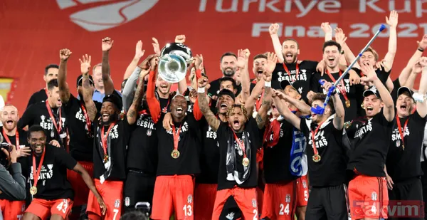 Ziraat Türkiye Kupası'nı kazanan Beşiktaş kupayı kaldırdı! İşte kutlamalardan kareler... - 27