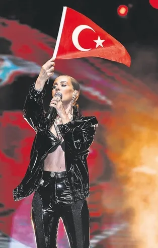 Ünlü sanatçılar verdikleri konserlerle Cumhuriyet Bayramı coşkusunu sevenleriyle yaşadı