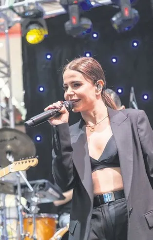 Simge Sağın ekrana göz kırptı