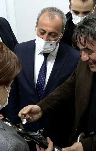 İYİ Parti Osmaniye Merkez İlçe Yönetim Kurulu Üyesinden skandal hırsızlık! Çaldığı bıçağı Meral Akşener'e hediye etti