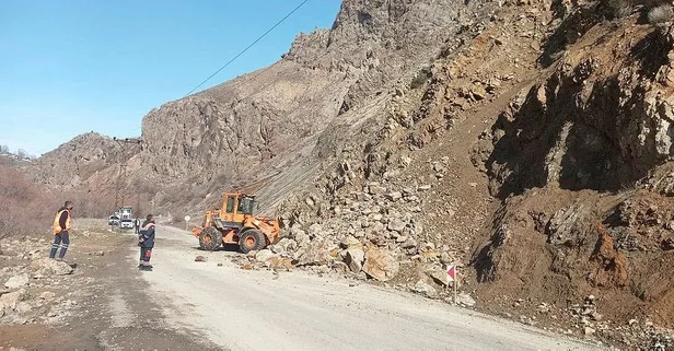 Tunceli - Erzincan karayolunda heyelan