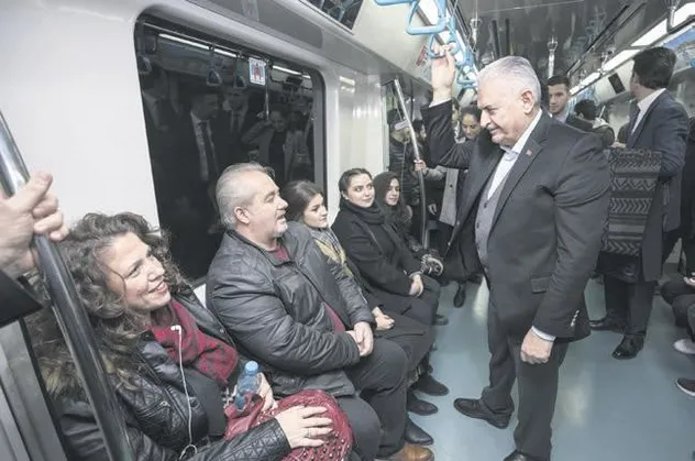Binali Yıldırım Üsküdar’a giderken Marmaray’ı kullandı