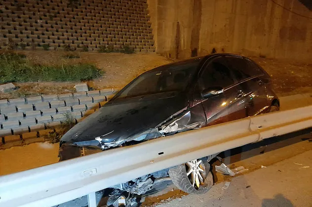 TEM Otoyolu'nda bariyerlere çarpan otomobil, su tahliye kanalına girdi
