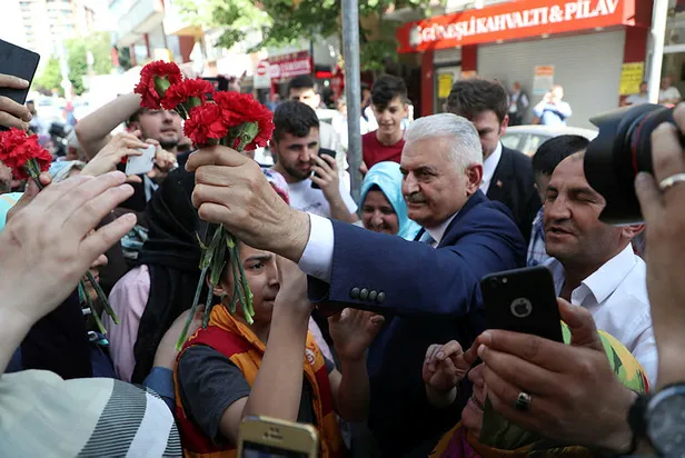 Binali Yıldırım'dan "Masa varken neden yer sofrasına oturdunuz?" diyen FOX TV'ye kapak gibi yanıt!-2