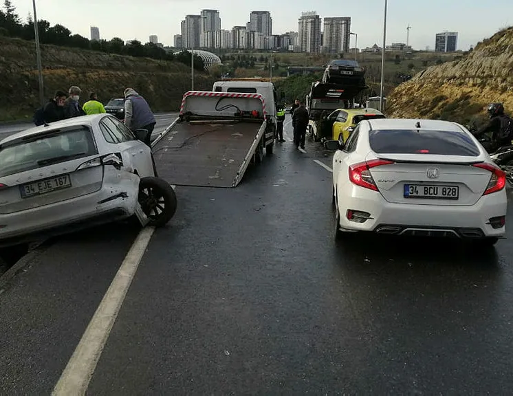Başakşehir’de 9 araç birbirine girdi!