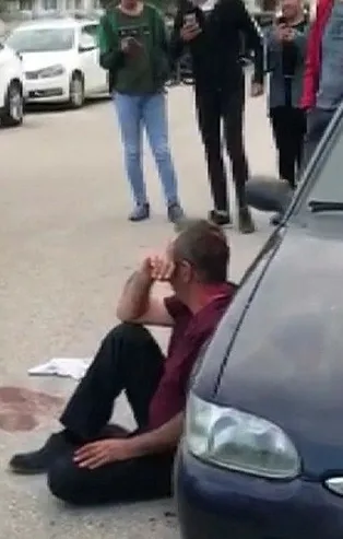 Eskişehir'de boşandığı eşini satırla yaralayan saldırgana mahalleliden dayak!