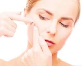 Yüzdeki sivilceler felç ediyor